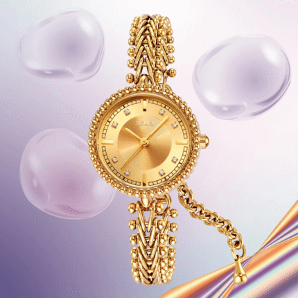 Une montre-bracelet en cuivre, plaquée or 24 carats.