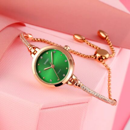 Montre-bracelet sertie de pierres cristallines